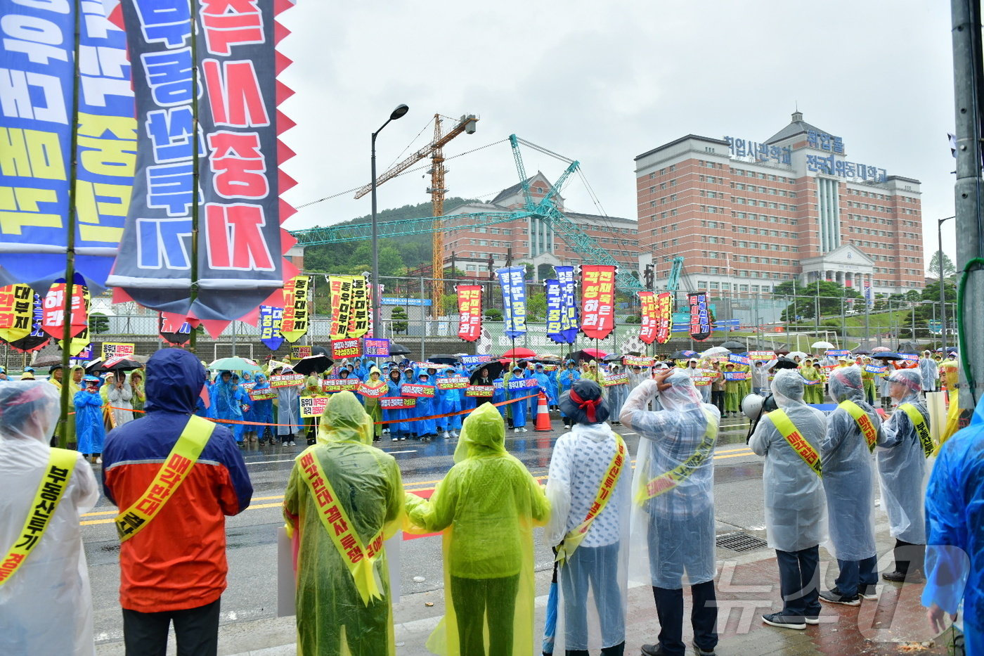 본문 이미지 - 2일 경기 양주시 경동대학교 양주캠퍼스에서 열린 옛 속초 동우대 부지매각 저지 집회.(비대위 제공) 2024.7.2/뉴스1