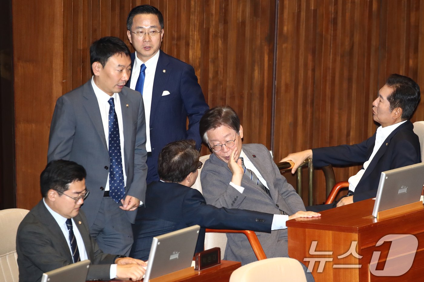 이재명 더불어민주당 전 대표와 박민규 의원이 2일 오후 서울 여의도 국회 본회의장에서 열린 제415회국회&#40;임시회&#41; 4차 본회의 정치·외교·통일·안보 분야 대정부질문에서 대화하고 있다.2024.7.2/뉴스1 ⓒ News1 이광호 기자