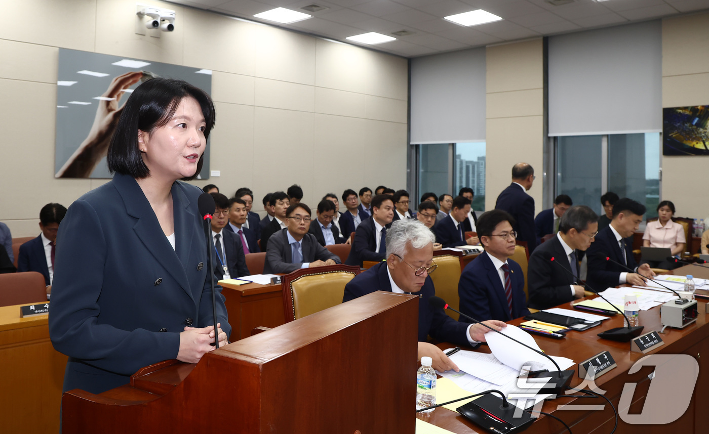 (서울=뉴스1) 김민지 기자 = 최수연 네이버 대표이사가 2일 오후 서울 여의도 국회에서 열린 과학기술정보방송통신위원회 6차 전체회의에서 의원 질의에 답변하고 있다. 2024.7. …