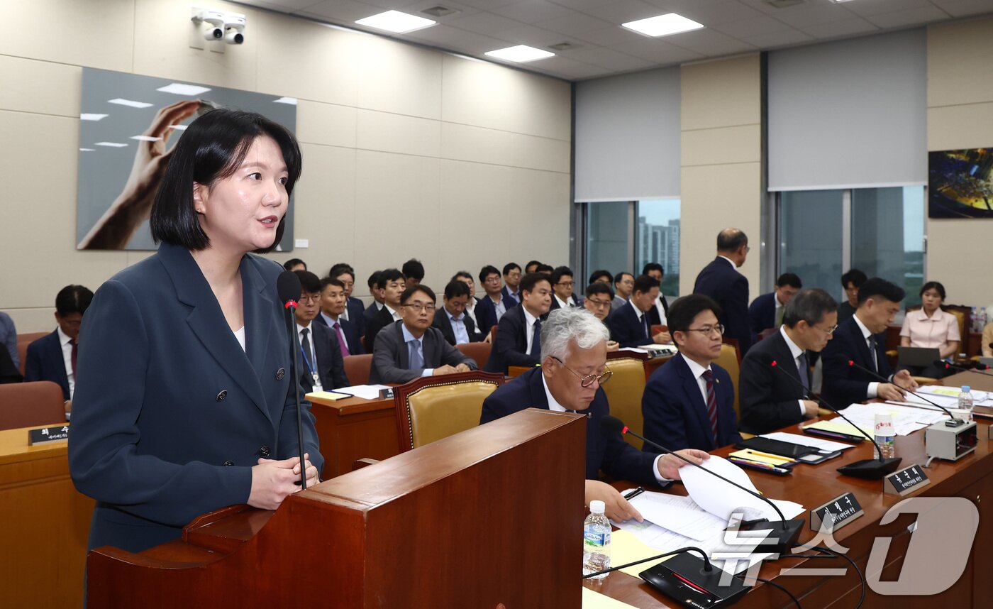 최수연 네이버 대표이사가 2일 오후 서울 여의도 국회에서 열린 과학기술정보방송통신위원회 6차 전체회의에서 의원 질의에 답변하고 있다. 2024.7.2/뉴스1 ⓒ News1 김민지 기자