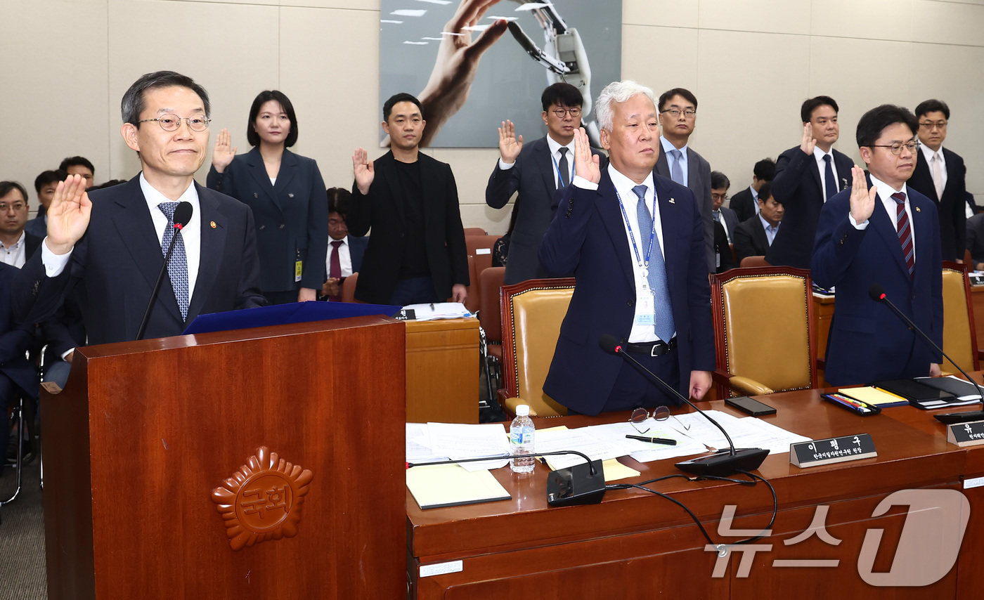 (서울=뉴스1) 김민지 기자 = 이종호 과학기술정보통신부 장관이 2일 오후 서울 여의도 국회에서 열린 과학기술정보방송통신위원회 6차 전체회의에서 최수연 네이버 대표이사, 서상원 스 …