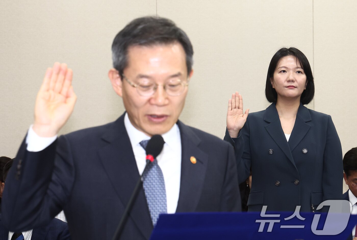 이종호 과학기술정보통신부 장관이 2일 오후 서울 여의도 국회에서 열린 과학기술정보방송통신위원회 6차 전체회의에서 증인 선서를 하고 있다. 오른쪽은 최수연 네이버 대표이사. 2024.7.2/뉴스1 ⓒ News1 김민지 기자