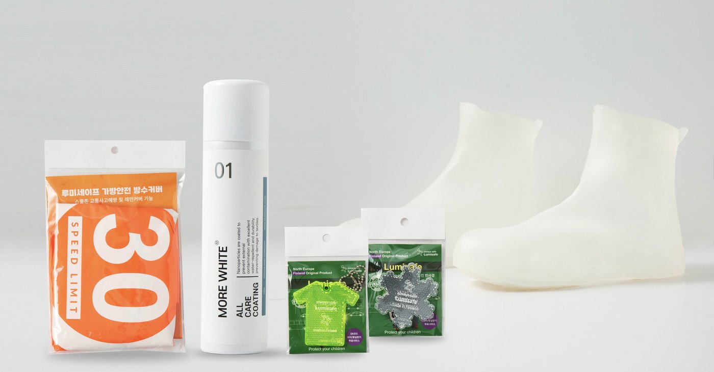 본문 이미지 - GS25에서 2일 출시한 이색 장마 용품. 왼쪽부터 가방방수커버, 방수코팅스프레이, 반사 키링 2종, 신발방수커버.(GS25 제공).