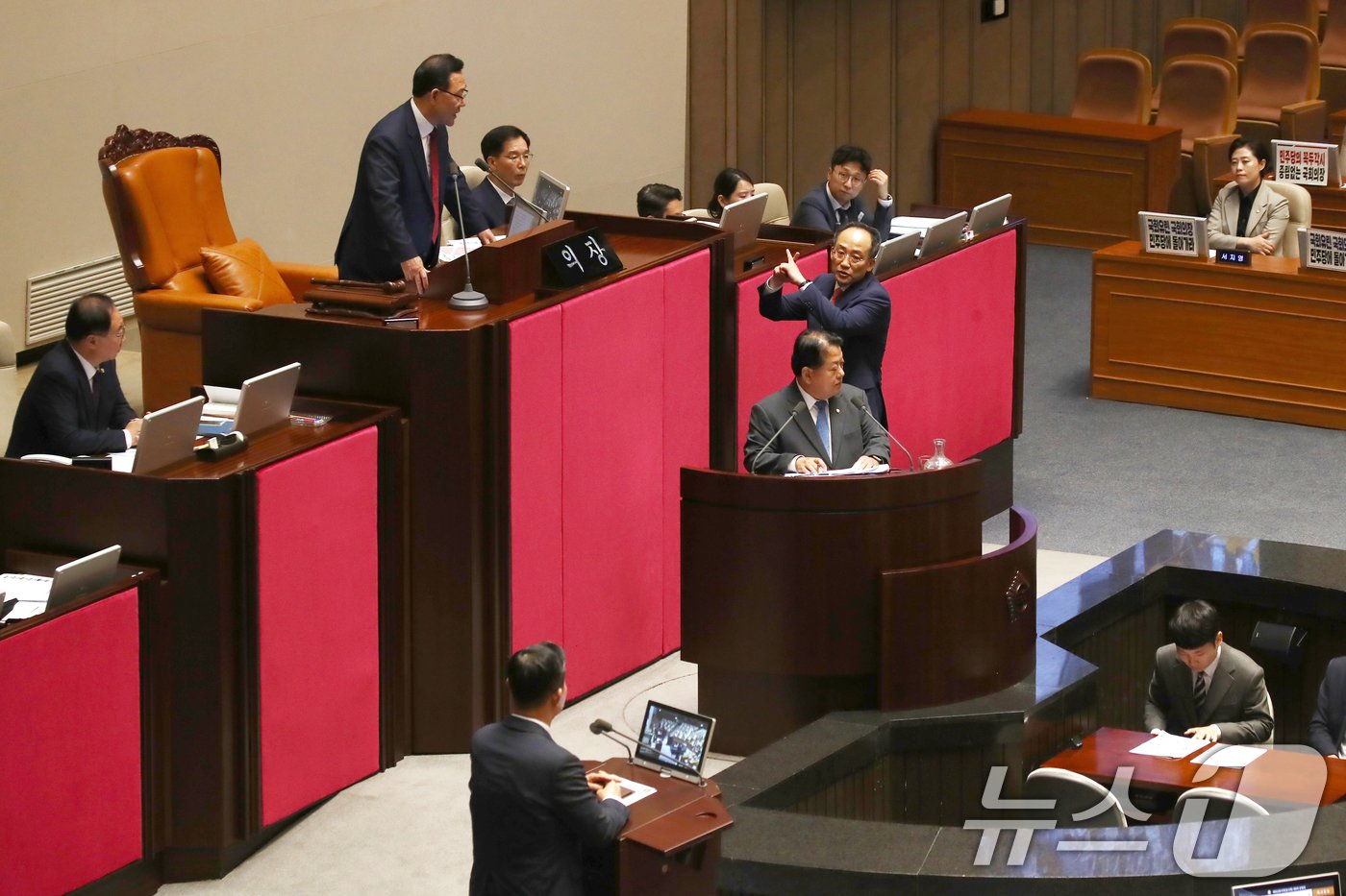 추경호 국민의힘 원내대표가 2일 오후 서울 여의도 국회에서 열린 제415회국회&#40;임시회&#41; 4차 본회의 정치·외교·통일·안보 분야 대정부질문에서 김병주 더불어민주당 의원이 한덕수 국무총리에게 질문을 하다가 국민의힘 의원들을 향해 &#39;정신나갔다&#39;고 표현한 것을 두고 주호영 부의장에게 정회를 요청하고 있다. 2024.7.2/뉴스1 ⓒ News1 이광호 기자