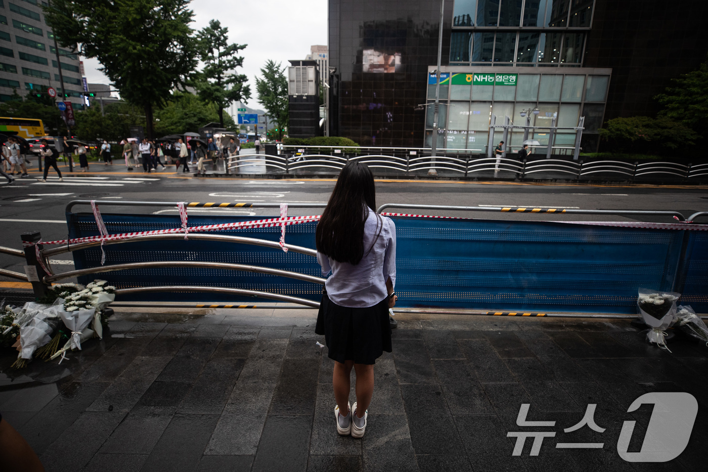 (서울=뉴스1) 유승관 기자 = 지난 밤 승용차가 인도로 돌진해 9명이 사망하는 사고가 발생한 가운데 2일 서울 중구 서울시청 인근 교차로 사고현장에서 한 학생이 희생자를 추모하는 …