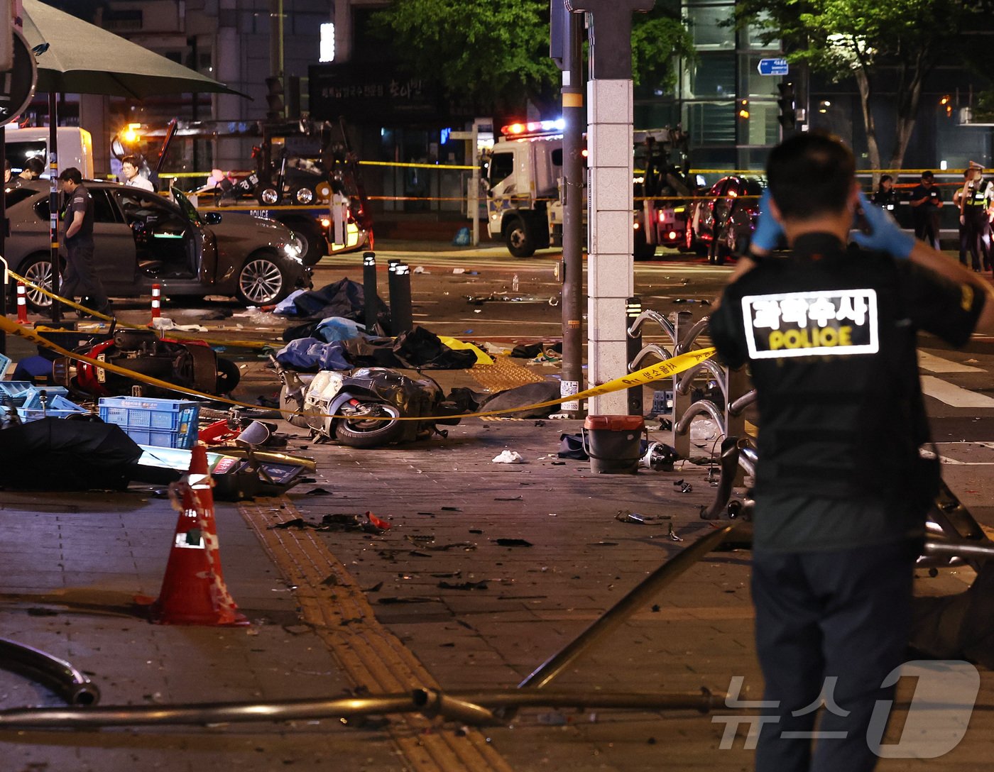 2일 새벽 13명의 사상자가 발생한 서울 시청역 교차로 교통사고 현장에서 과학수사대원들이 현장감식을 하고 있다. 2024.7.2/뉴스1ⓒ News1 구윤성 기자