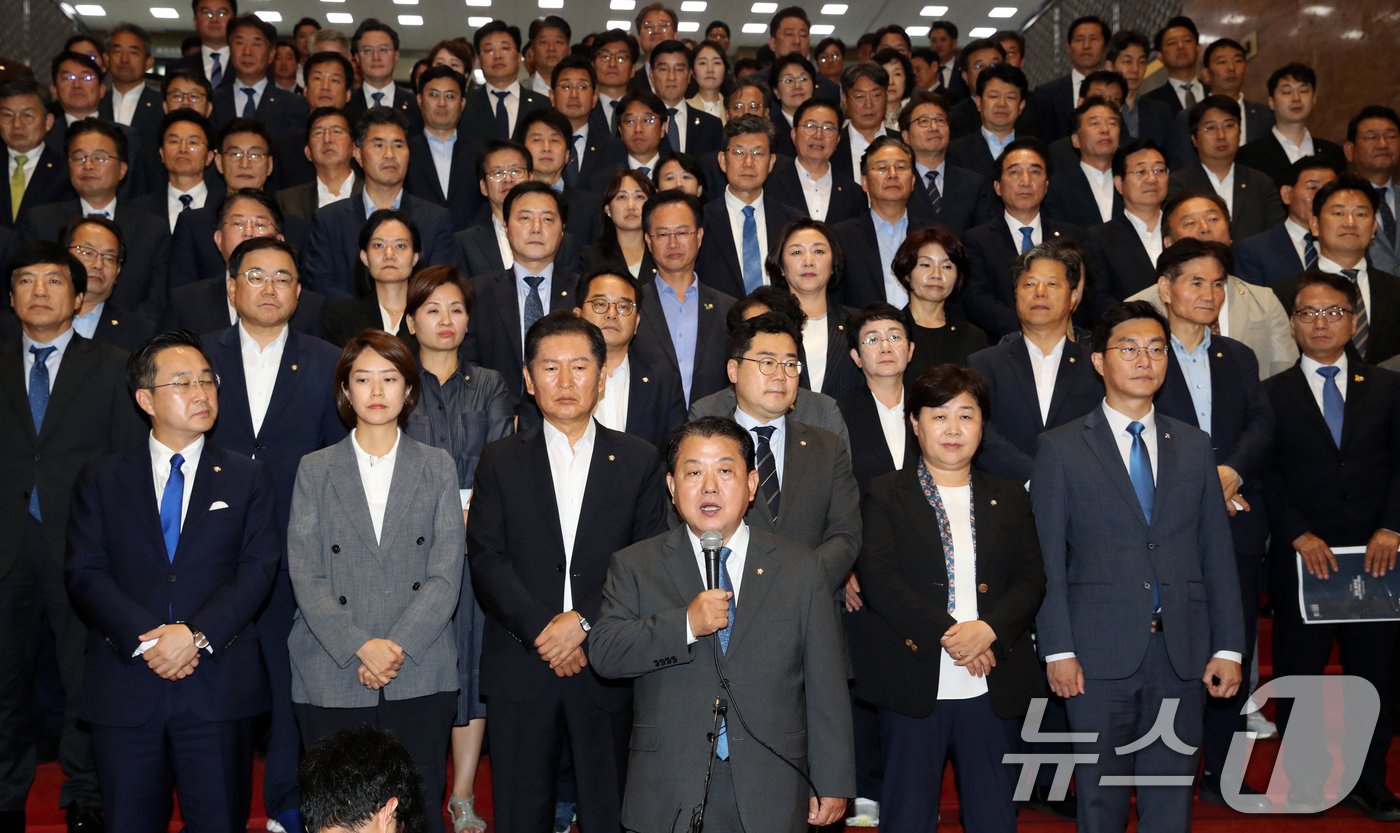 김병주 더불어민주당 의원이 2일 저녁 서울 여의도 국회에서 의원총회를 마친뒤 대정부질문 파행과 관련해 국민의힘을 비판하고 있다. 2024.7.2/뉴스1 ⓒ News1 이광호 기자