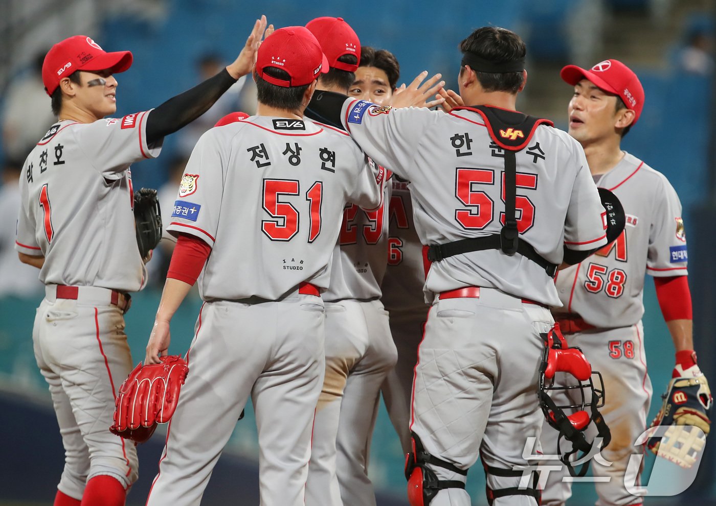 2일 오후 대구삼성라이온즈파크에서 열린 프로야구 &#39;2024 신한 SOL 뱅크 KBO리그&#39; KIA 타이거즈와 삼성 라이온즈의 경기, 연장 10회말 접전 끝에 9대 5 역전승을 거둔 KIA 선수들이 기뻐하고 있다. 2024.7.2/뉴스1 ⓒ News1 공정식 기자