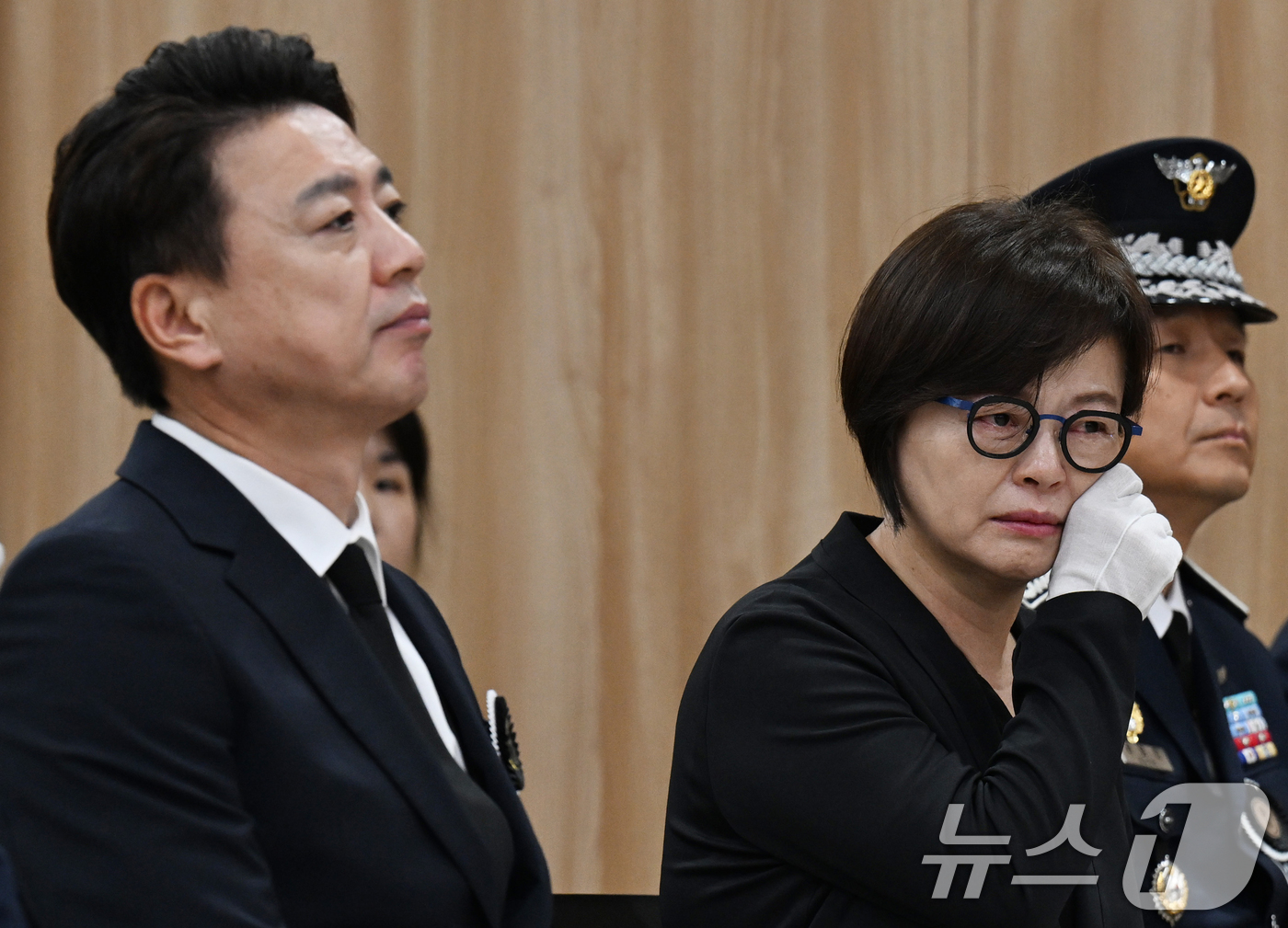 (성남=뉴스1) 김영운 기자 = 공군 성폭력 피해자인 고(故) 이예람 중사의 영결식과 발인이 엄수된 20일 오전 경기 성남시 분당구 국군수도병원 영결식장에서 부승찬·진선미 더불어민 …