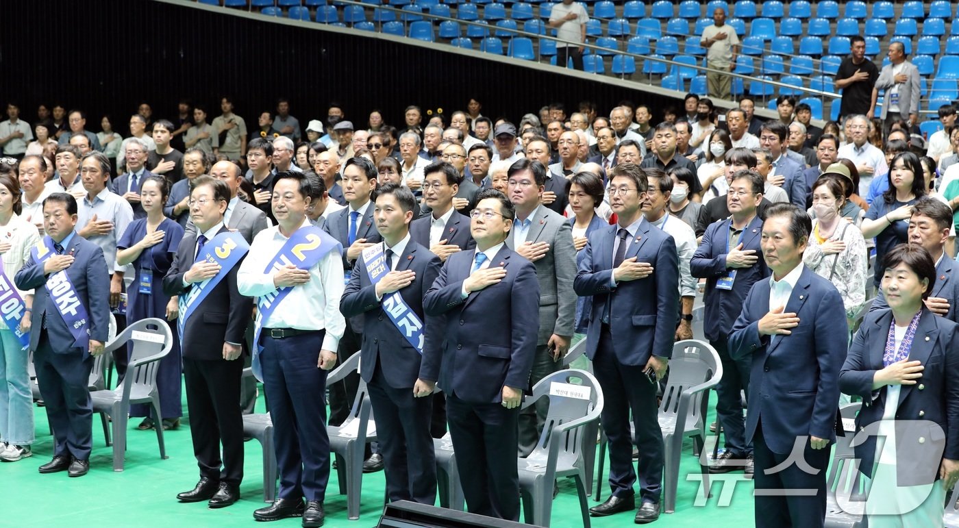 20일 오전 제주시 한라체육관에서 열린 더불어민주당 &#39;제1차 정기 전국당원대회&#40;전당대회&#41; 당대표·최고위원 후보자 합동연설회&#39;에서 후보들이 국민의례를 하고 있.2024.7.20/뉴스1 ⓒ News1 고동명 기자