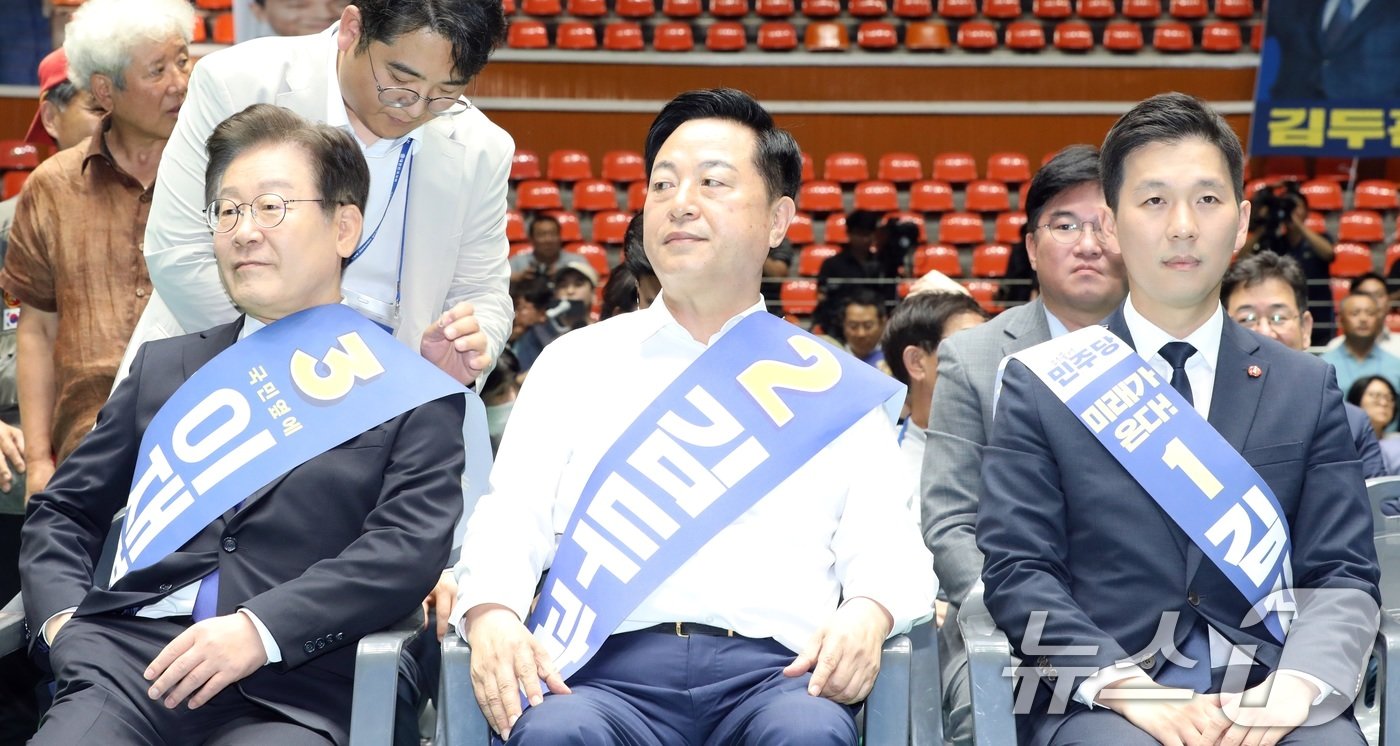 20일 오전 제주시 한라체육관에서 열린 더불어민주당 &#39;제1차 정기 전국당원대회&#40;전당대회&#41; 당대표·최고위원 후보자 합동연설회&#39;에서 이재명·김두관·김지수&#40;왼쪽부터&#41; 당 대표 후보가 나란히 앉아있다. 2024.7.20/뉴스1 ⓒ News1 고동명 기자