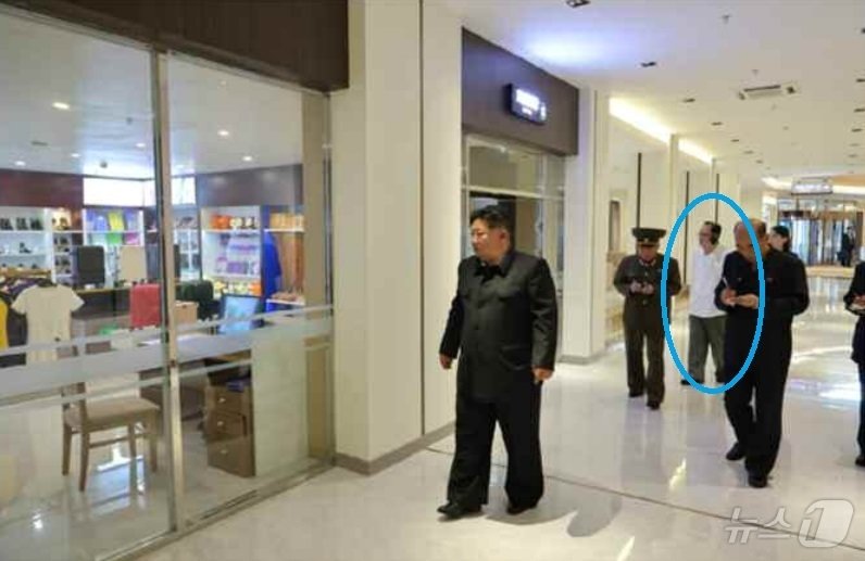 본문 이미지 - (평양 노동신문=뉴스1) = 김정은 총비서가 삼지연을 현지지도 할 때 뒤편에서 전화통화를 하고 있는 조용원 당 비서 모습. [국내에서만 사용가능. 재배포 금지. DB 금지. For Use Only in the Republic of Korea. Redistribution Prohibited] rodongphoto@news1.kr