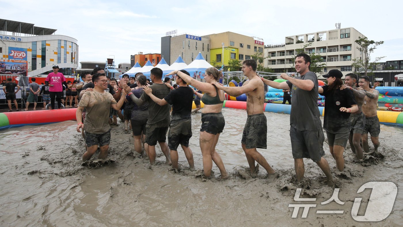 본문 이미지 - 충남 보령 머드엑스포광장에서 열린 제27회 보령머드축제에서 관광객들이 즐거운 시간을 보내고 있다. /뉴스1 ⓒ News1 김기태 기자