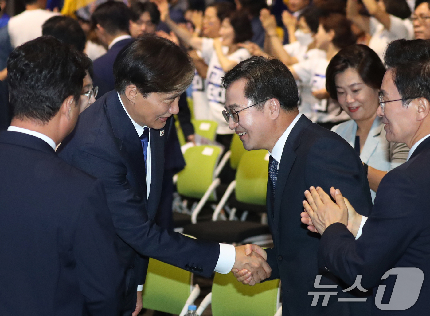 (수원=뉴스1) 김영운 기자 = 조국 조국혁신당 당대표 후보가 20일 오후 경기 수원시 영통구 수원컨벤션센터에서 열린 '조국혁신당 제1차 전국당원대회'에서 김동연 경기도지사와 인사 …