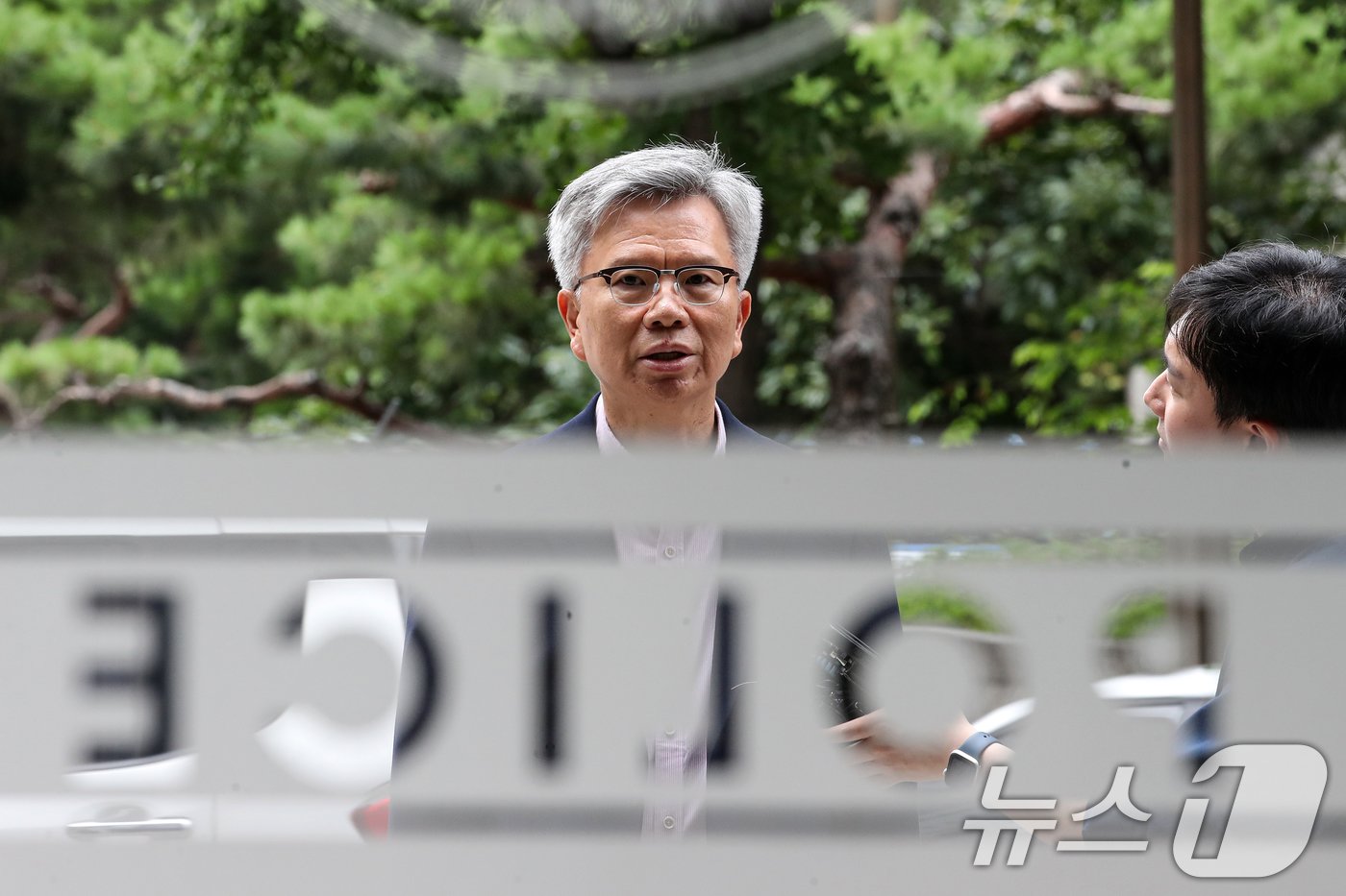 본문 이미지 - 전공의 집단사직 공모 혐의를 받는 김택우 대한의사협회(의협) 전 비대위원장이 20일 오후 소환조사를 위해 서울 마포구 서울경찰청 공공범죄수사대에 출석하며 취재진의 질의에 답하고 있다. 경찰은 김 전 비대위원장을 비롯해 임현택 의협 회장, 박 전 조직강화위원장, 주수호 전 비대위 언론홍보위원장, 노환규 전 의협 회장 등을 의료법상 업무개시명령 위반, 업무방해 교사·방조 혐의로 수사 중이다. 2024.7.20/뉴스1 ⓒ News1 이승배 기자