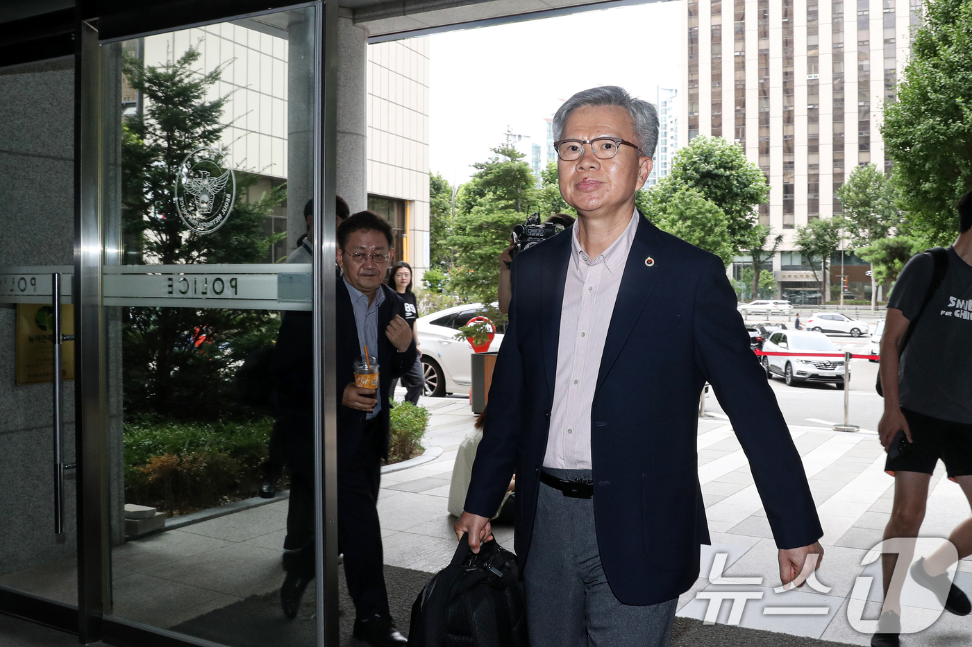 (서울=뉴스1) 이승배 기자 = 전공의 집단사직 공모 혐의를 받는 김택우 대한의사협회(의협) 전 비대위원장이 20일 오후 소환조사를 위해 서울 마포구 서울경찰청 공공범죄수사대에 출 …