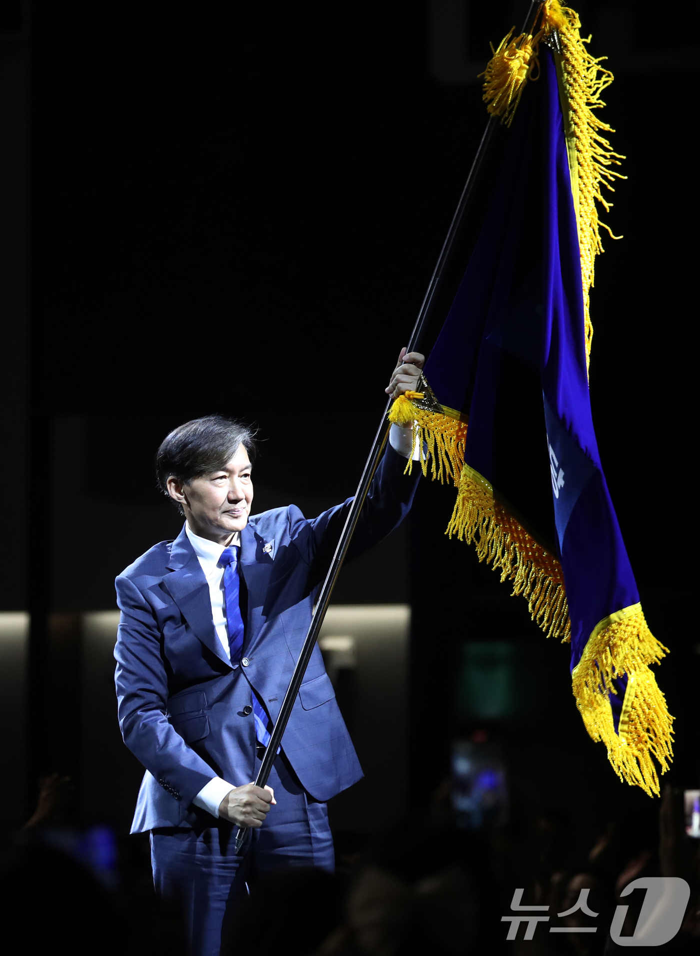 (수원=뉴스1) 김영운 기자 = 조국 조국혁신당 대표 당선인이 20일 오후 경기 수원시 영통구 수원컨벤션센터에서 열린 '조국혁신당 제1차 전국당원대회'에서 당기를 흔들고 있다. 2 …