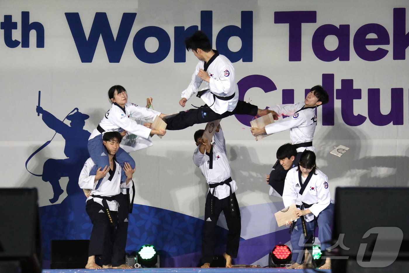 본문 이미지 - 제17회 세계태권도문화엑스포 개회식이 열린 20일 무주태권도원 T1경기장에서 KTA 국가대표 시범단이 공연하고 있다.(무주군 제공)