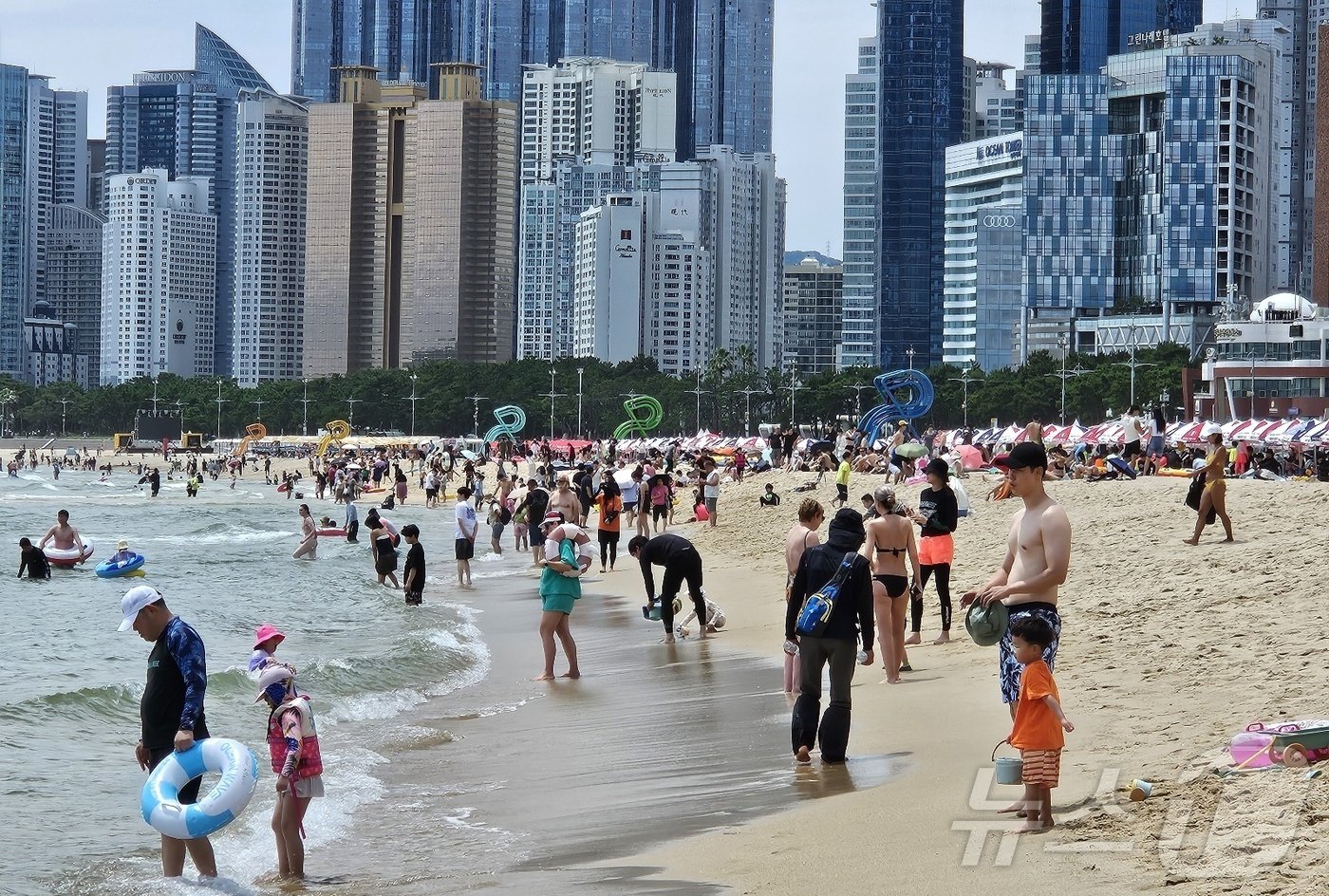 본문 이미지 - 20일 부산 전역에 폭염주의보가 발효된 가운데 해운대해수욕장에 피서객들이 물놀이를 즐기고 있다.2024.7.20/ 뉴스1 ⓒ News1 조아서