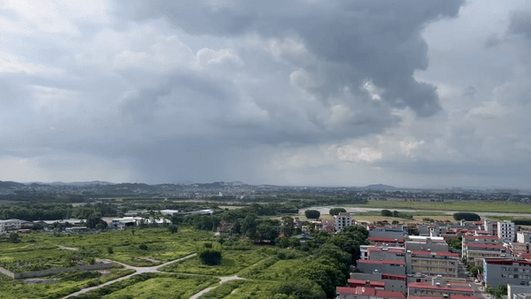 본문 이미지 -   베트남 하노이 골든파크 아파트 옥상에서 본 박닌성 동남신도시 사업 예정지. 기존 주택가 앞으로 전답과 풀숲이 있다. /베트남 공동 취재단 제공