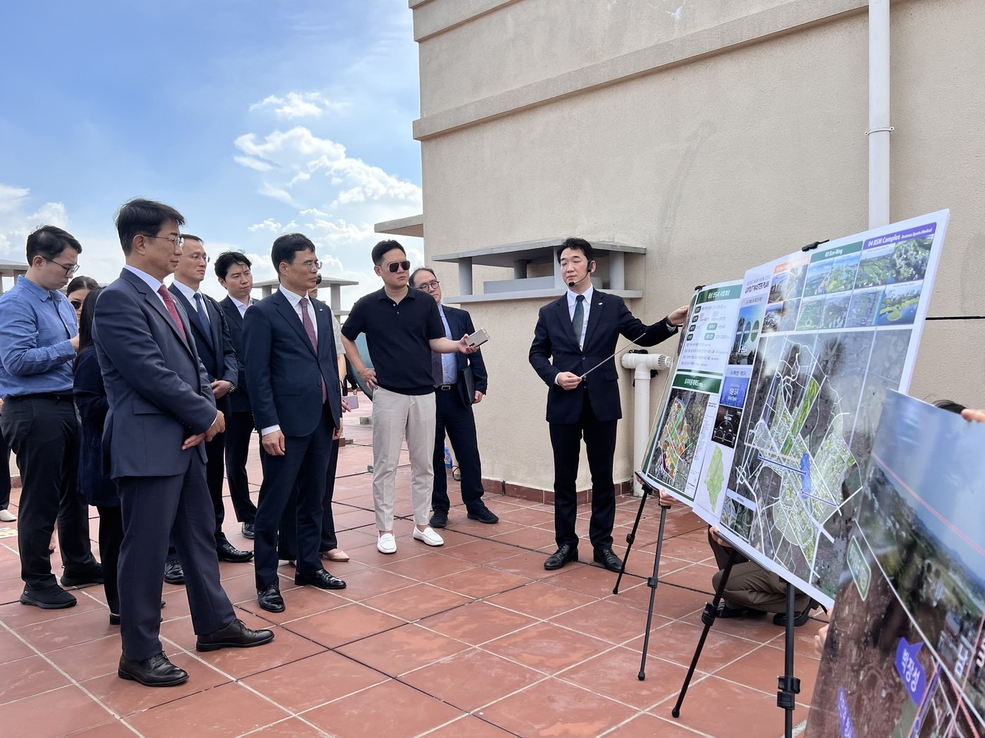 본문 이미지 - 베트남 박닌성 동남신도시 사업 예정지 인근 골든파크 아파트 옥상에서 한국토지주택공사(LH) 관계자가 박닌성 동남신도시에 대해 설명하고 있다. /베트남 공동 취재단 제공