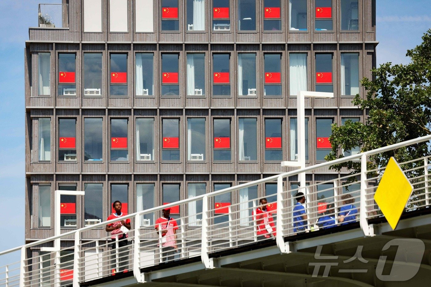 본문 이미지 - 중국 국기가 내걸린 중국 선수단 숙소 ⓒ AFP=뉴스1