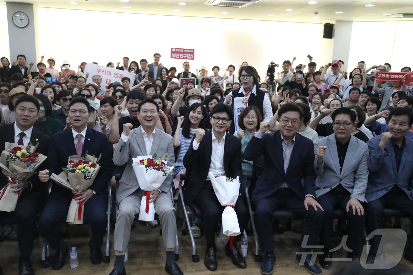 (울산=뉴스1) 김세은 기자 = 한동훈 국민의힘 당대표 후보가 20일 오후 5시 울산시당 강당에서 열린 당원간담회에 참석해 파이팅을 외치고 있다.2024.7.20/뉴스1