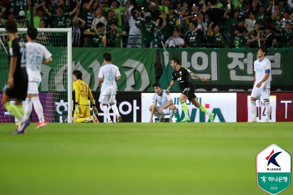 본문 이미지 - 전북 현대가 20일 전주월드컵경기장에서 열린 K리그1 24라운드 울산HD와 홈 경기에서 2-0으로 승리했다. 안드리고(오른쪽에서 두 번째)가 후반 52분 추가 골을 넣은 후 기뻐하고 있다. (한국프로축구연맹 제공)