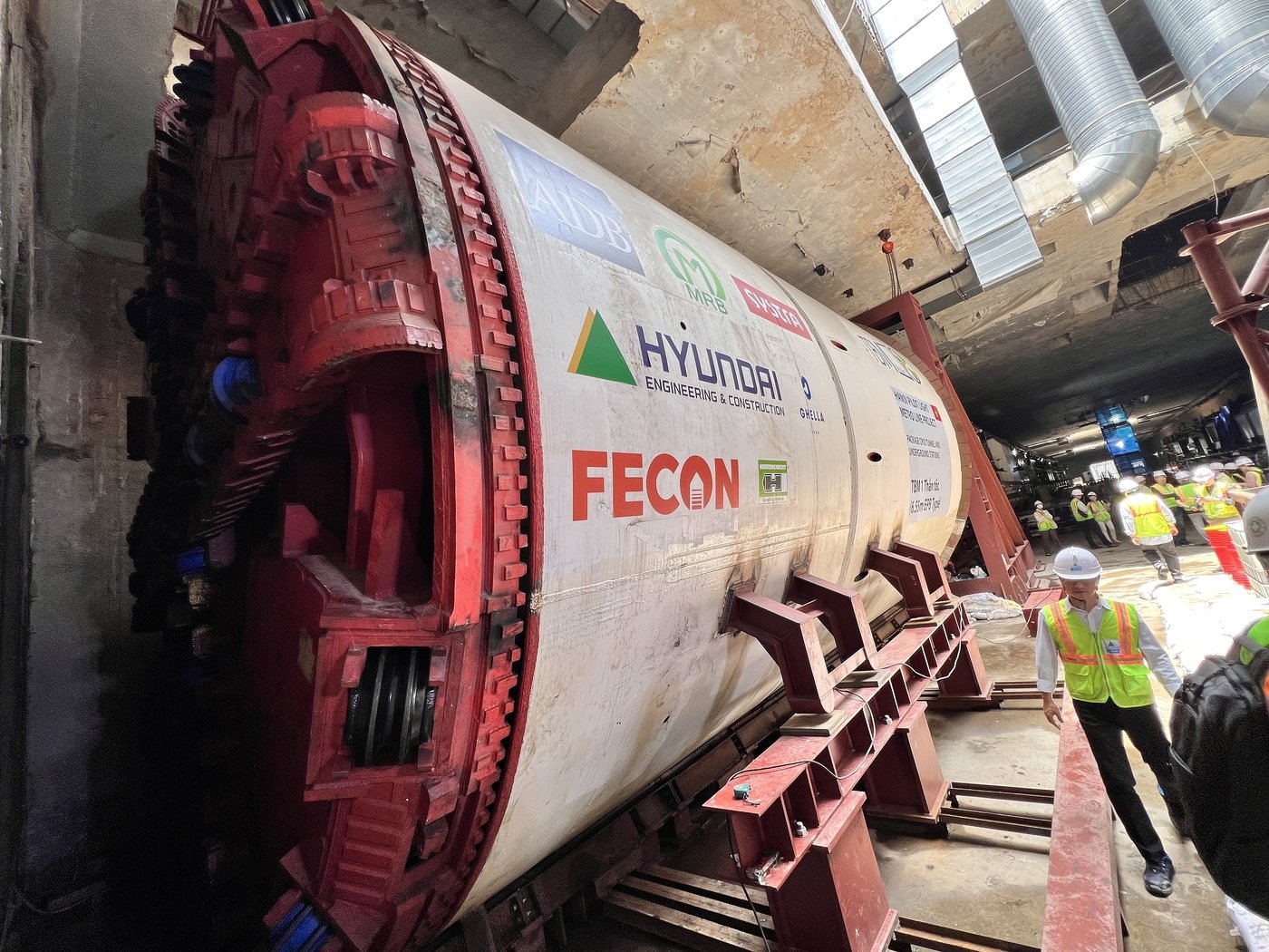 본문 이미지 - 베트남 하노이 메트로 3호선 9번 역사 공사 현장 지하에 설치된 터널보링머신(TBM)이 설치돼 있다. /베트남 공동 취재단 제공  