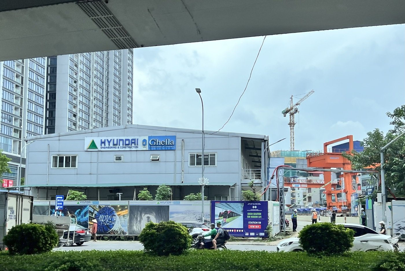 본문 이미지 -  베트남 롯데 센터 하노이 인근에 위치한 하노이 메트로 3호선 9번 역사 공사 현장. /베트남 공동 취재단 제공