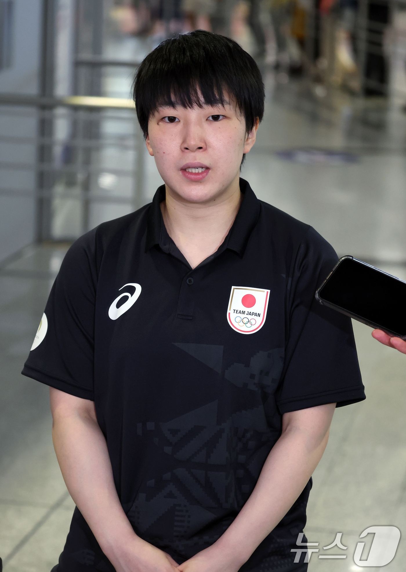 (파리(프랑스)=뉴스1) 박정호 기자 = 일본 배드민턴 대표팀 야마구치 아카네가 21일 오전(한국시간) 프랑스 파리 샤를 드골 공항을 통해 입국, 취재진과 인터뷰를 하고 있다. 2 …