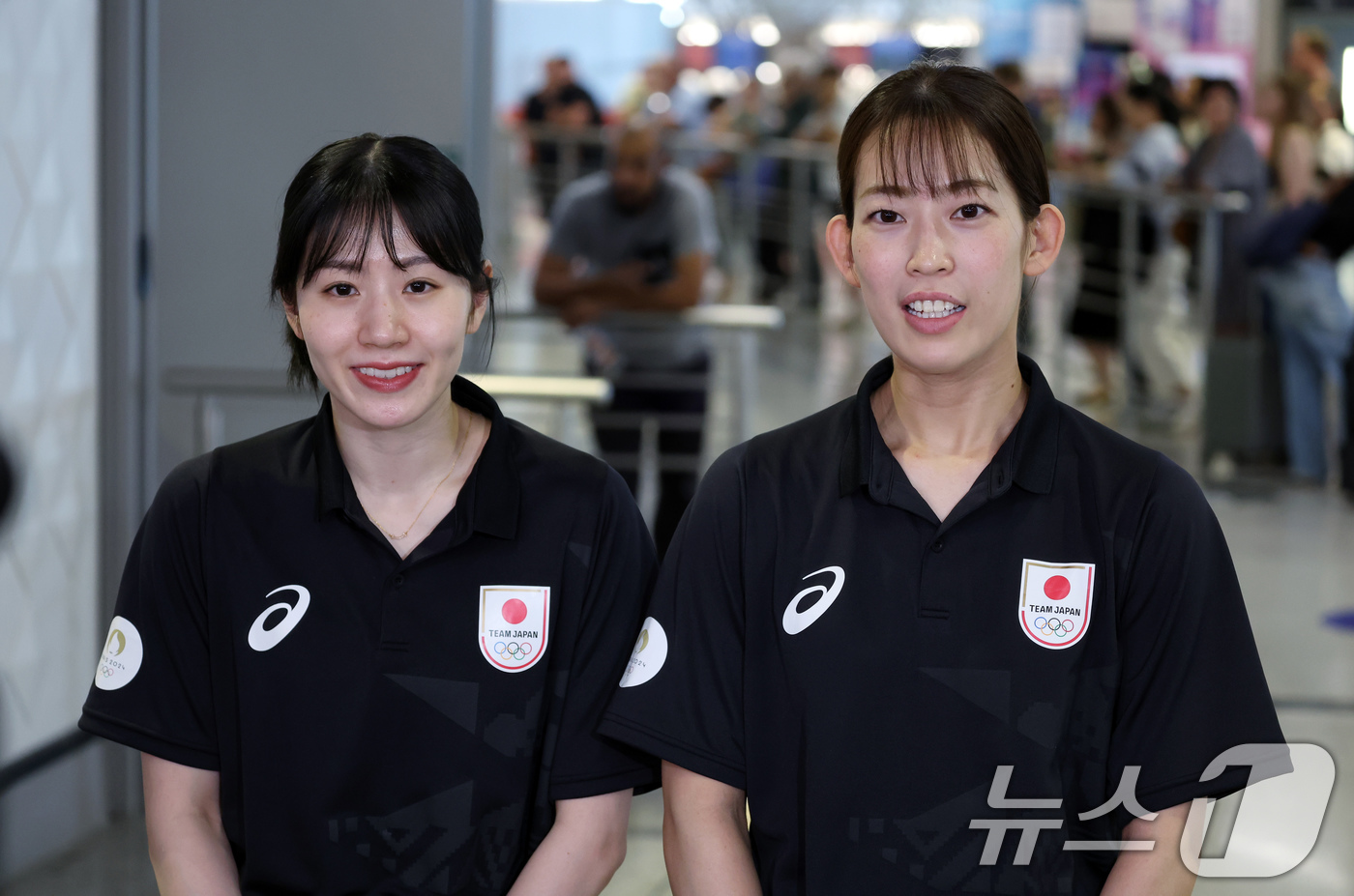 (파리(프랑스)=뉴스1) 박정호 기자 = 일본 배드민턴 대표팀 시다 치하루(왼쪽)와 마쓰야마 나미가 21일 오전(한국시간) 프랑스 파리 샤를 드골 공항을 통해 입국, 취재진과 인터 …