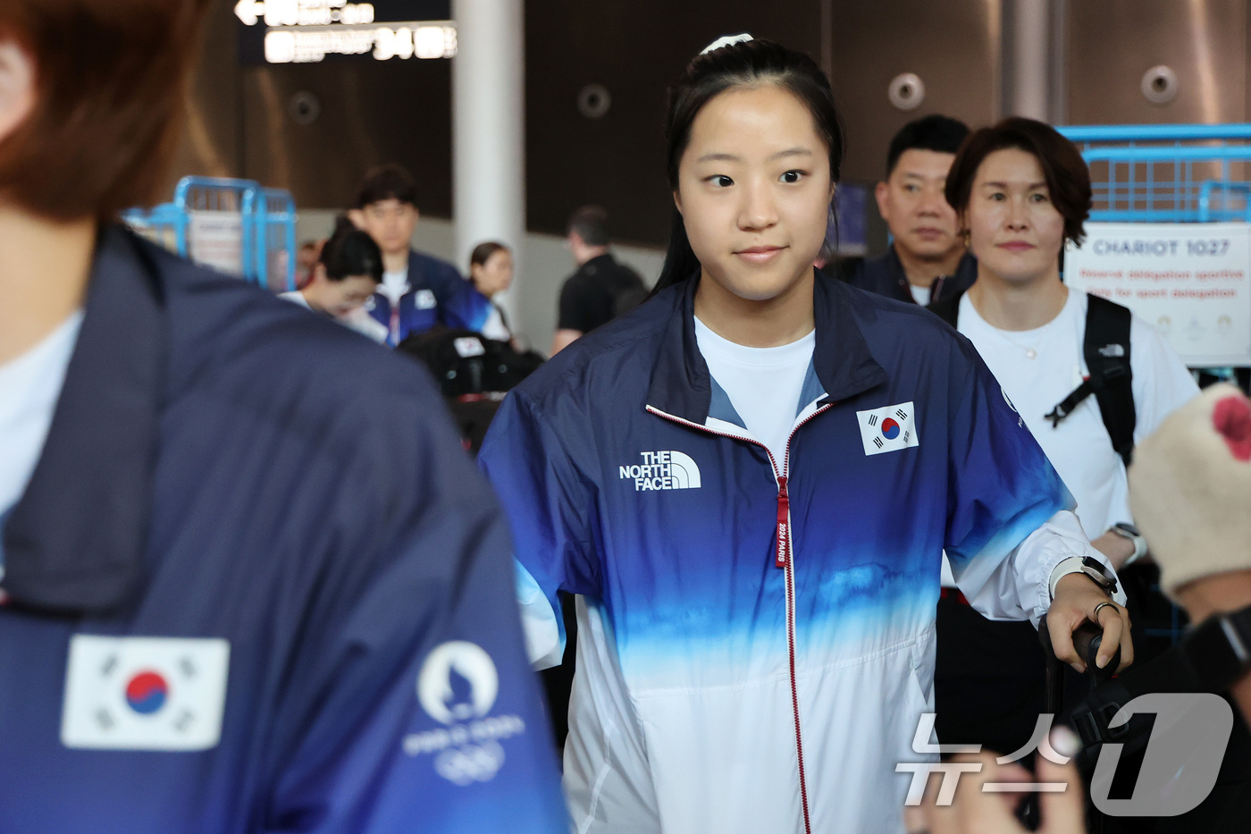 (파리(프랑스)=뉴스1) 이동해 기자 = 탁구 대표팀 신유빈을 비롯한 2024 파리올림픽 선수단 본단이 21일 오전(한국시간) 프랑스 파리 샤를 드골 공항을 통해 입국하고 있다. …