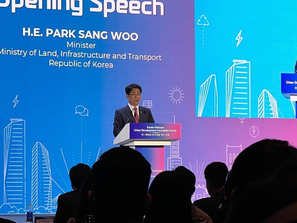 본문 이미지 -  국토교통부가 베트남 하노이에서 개최한 ‘한국·베트남 도시개발 혁신포럼’에서 박상우 국토부 장관이 축사하고 있다. /베트남 공동 취재단 제공