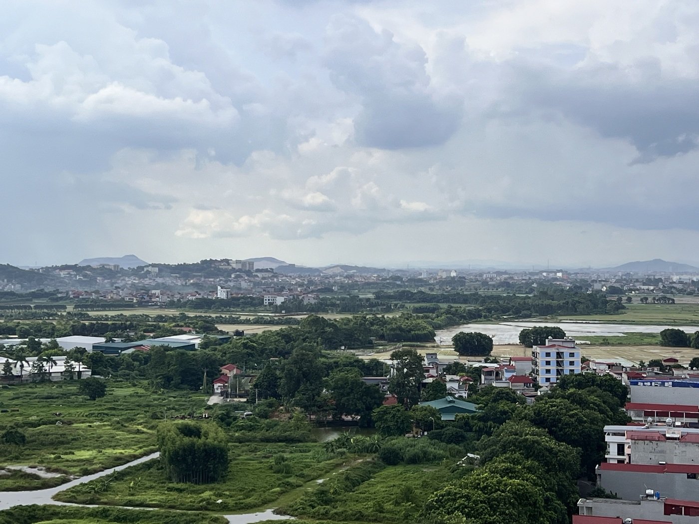 본문 이미지 -   베트남 하노이 골든파크 아파트 옥상에서 본 박닌성 동남신도시 사업 예정지. 기존 주택가 앞으로 전답과 풀숲이 있다. /베트남 공동 취재단 제공