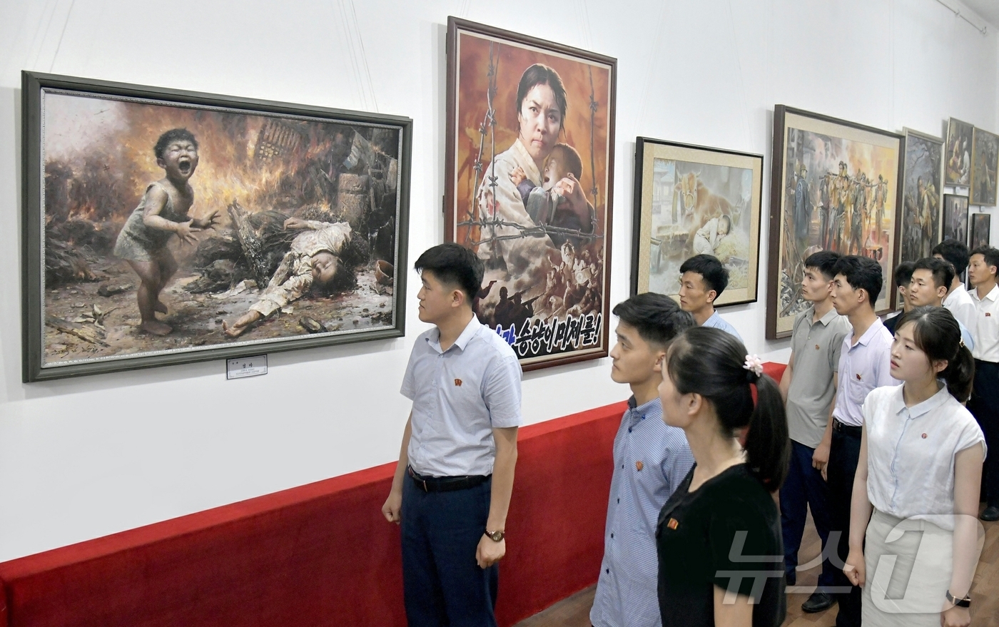 (평양 노동신문=뉴스1) = 북한 노동당 기관지 노동신문은 21일 "6·25 미제반대 투쟁의날(6·25기념일)에 즈음 평양국제문화회관에서 열린 계급교양주제 미술전람회장으로 연일 많 …