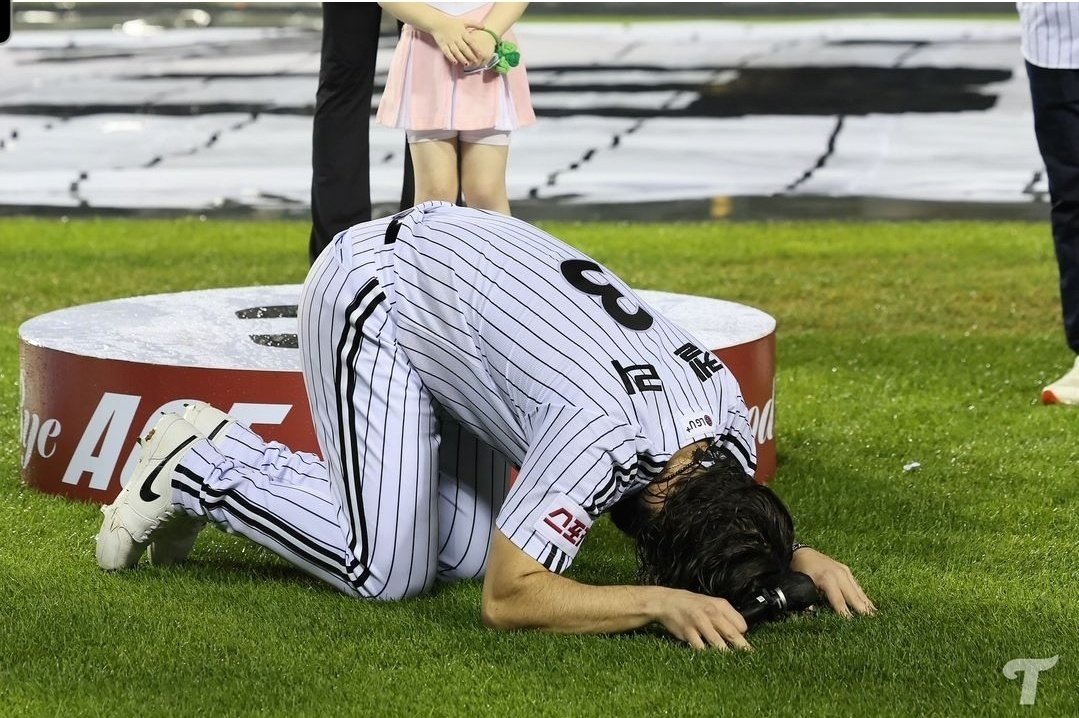 본문 이미지 - 지난달 20일 LG 트윈스과 고별식을 가진 켈리 (LG 트윈스 제공)