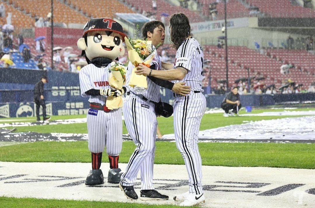 본문 이미지 - 20일 LG 트윈스과 고별식을 가진 켈리 (LG 트윈스 제공)