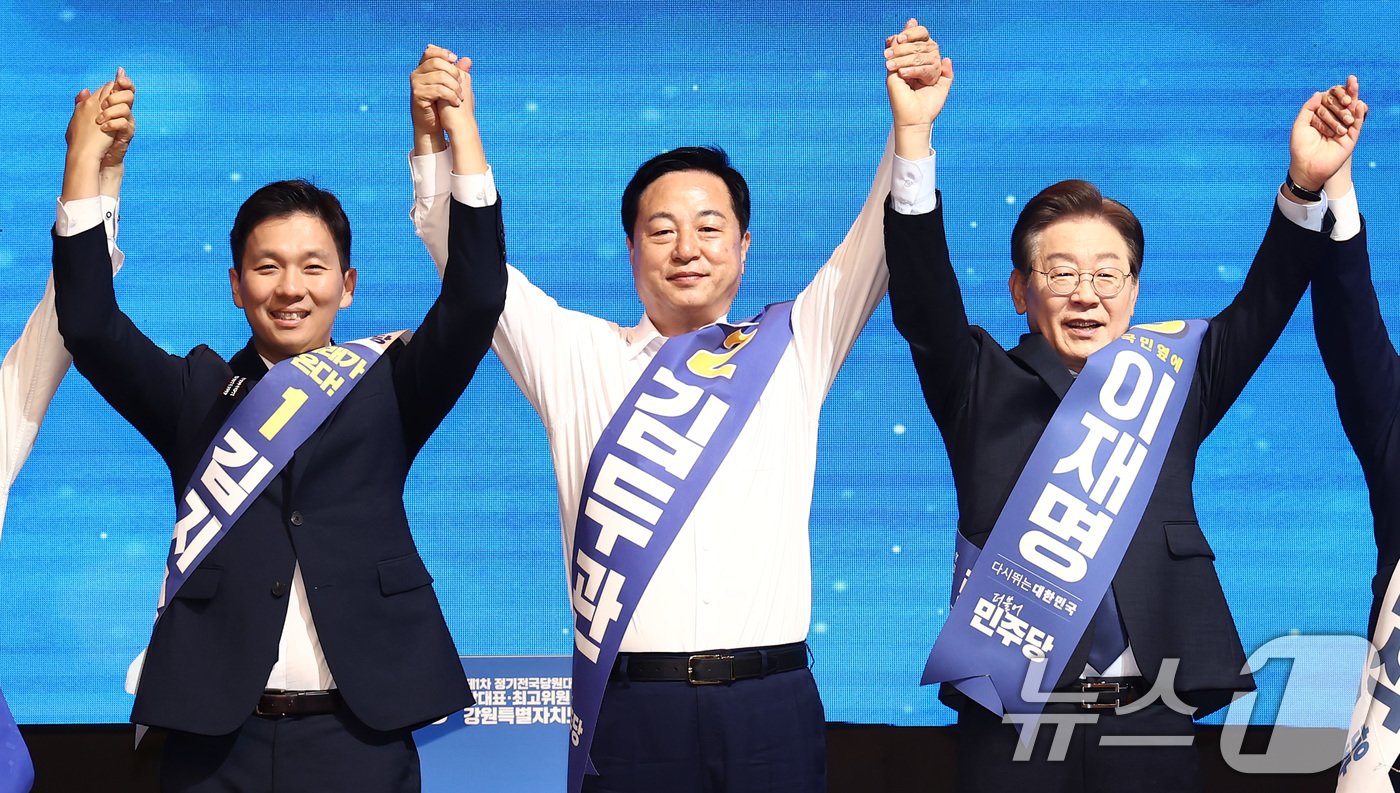 본문 이미지 - 김지수&#40;왼쪽부터&#41;, 김두관, 이재명 더불어민주당 당대표 후보들이 21일 오전 강원도 홍천군 홍천종합체육관에서 열린 제1회 전국당원대회 강원 지역 합동연설회에서 기념촬영을 하고 있다. 2024.7.21/뉴스1 ⓒ News1 김민지 기자