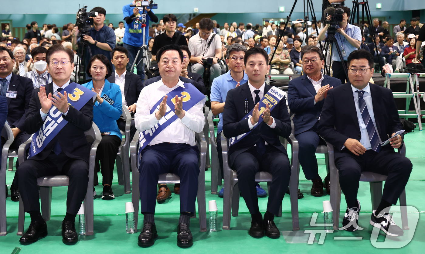 (홍천=뉴스1) 김민지 기자 = 박찬대 더불어민주당 당대표 직무대행 겸 원내대표(오른쪽부터)와 김지수, 김두관, 이재명 당대표 후보들이 21일 오전 강원도 홍천군 홍천종합체육관에서 …