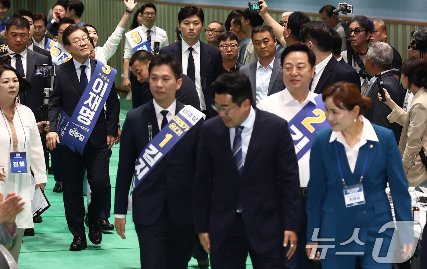 본문 이미지 - 박찬대 더불어민주당 당대표 직무대행 겸 원내대표와 김두관, 김지수, 이재명 당대표 후보들이 21일 오전 강원도 홍천군 홍천종합체육관에서 열린 제1회 전국당원대회 강원 지역 합동연설회에 입장하고 있다. 2024.7.21/뉴스1 ⓒ News1 김민지 기자