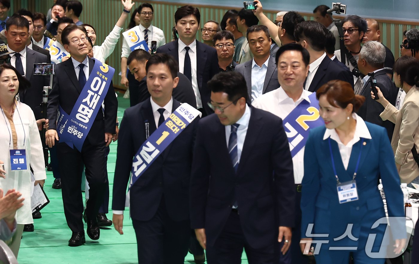 박찬대 더불어민주당 당대표 직무대행 겸 원내대표와 김두관, 김지수, 이재명 당대표 후보들이 21일 오전 강원도 홍천군 홍천종합체육관에서 열린 제1회 전국당원대회 강원 지역 합동연설회에 입장하고 있다. 2024.7.21/뉴스1 ⓒ News1 김민지 기자