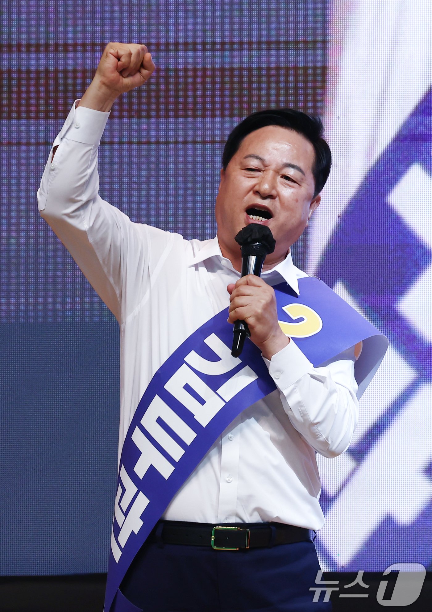 본문 이미지 - 김두관 더불어민주당 당대표 후보가 21일 오전 강원도 홍천군 홍천종합체육관에서 열린 제1회 전국당원대회 강원 지역 합동연설회에서 정견발표를 하고 있다. 2024.7.21/뉴스1 ⓒ News1 김민지 기자