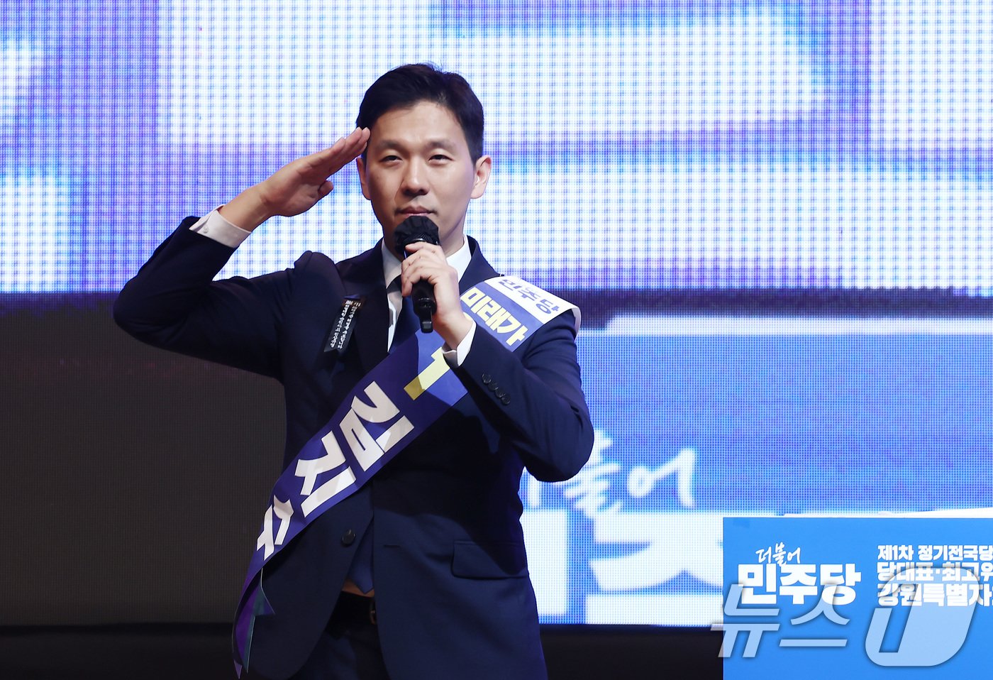 본문 이미지 - 김지수 더불어민주당 당대표 후보가 21일 오전 강원도 홍천군 홍천종합체육관에서 열린 제1회 전국당원대회 강원 지역 합동연설회에서 정견발표에 앞서 인사하고 있다. 2024.7.21/뉴스1 ⓒ News1 김민지 기자