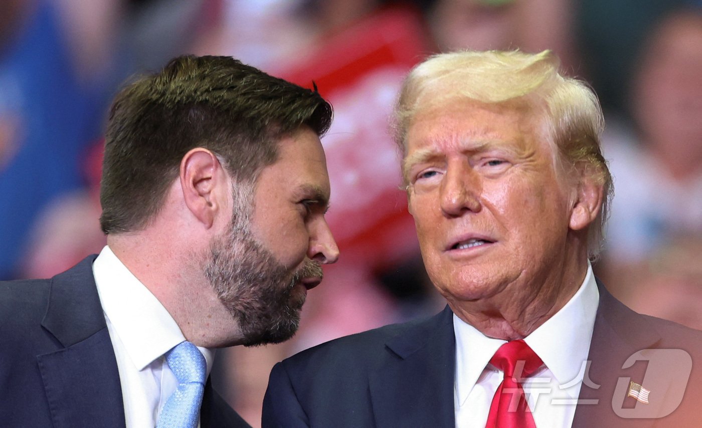 본문 이미지 - 도널드 트럼프 전 미국 대통령이 20일 (현지시간) 귀의 상처에 살색 밴드를 붙인 채 미시간주 그랜드래피즈에서 피격 사건, 대선 후보 선출 이후 처음으로 JD 밴스 부통령 후보와 합동 연설에 참석을 하고 있다. 2024.07.21 ⓒ 로이터=뉴스1 ⓒ News1 우동명 기자