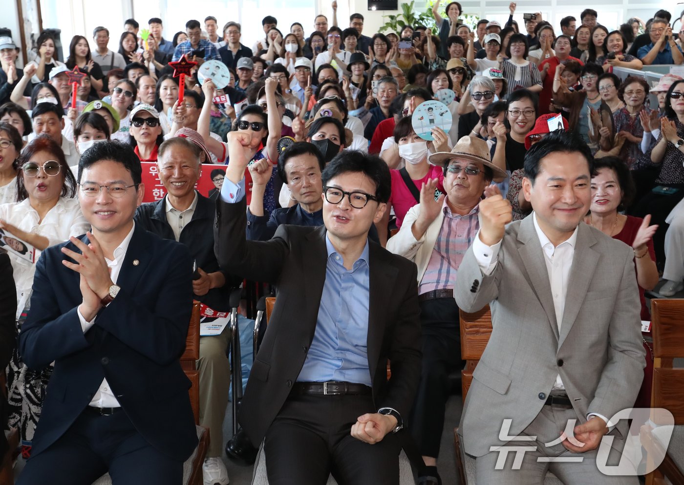 한동훈 국민의힘 당대표 후보가 21일 오전 경남 양산시 물금읍 윤영석 의원 사무실에 마련된 양산시갑 당원협의회를 찾아 주먹을 불끈 쥐고 있다. 2024.7.21/뉴스1 ⓒ News1 윤일지 기자