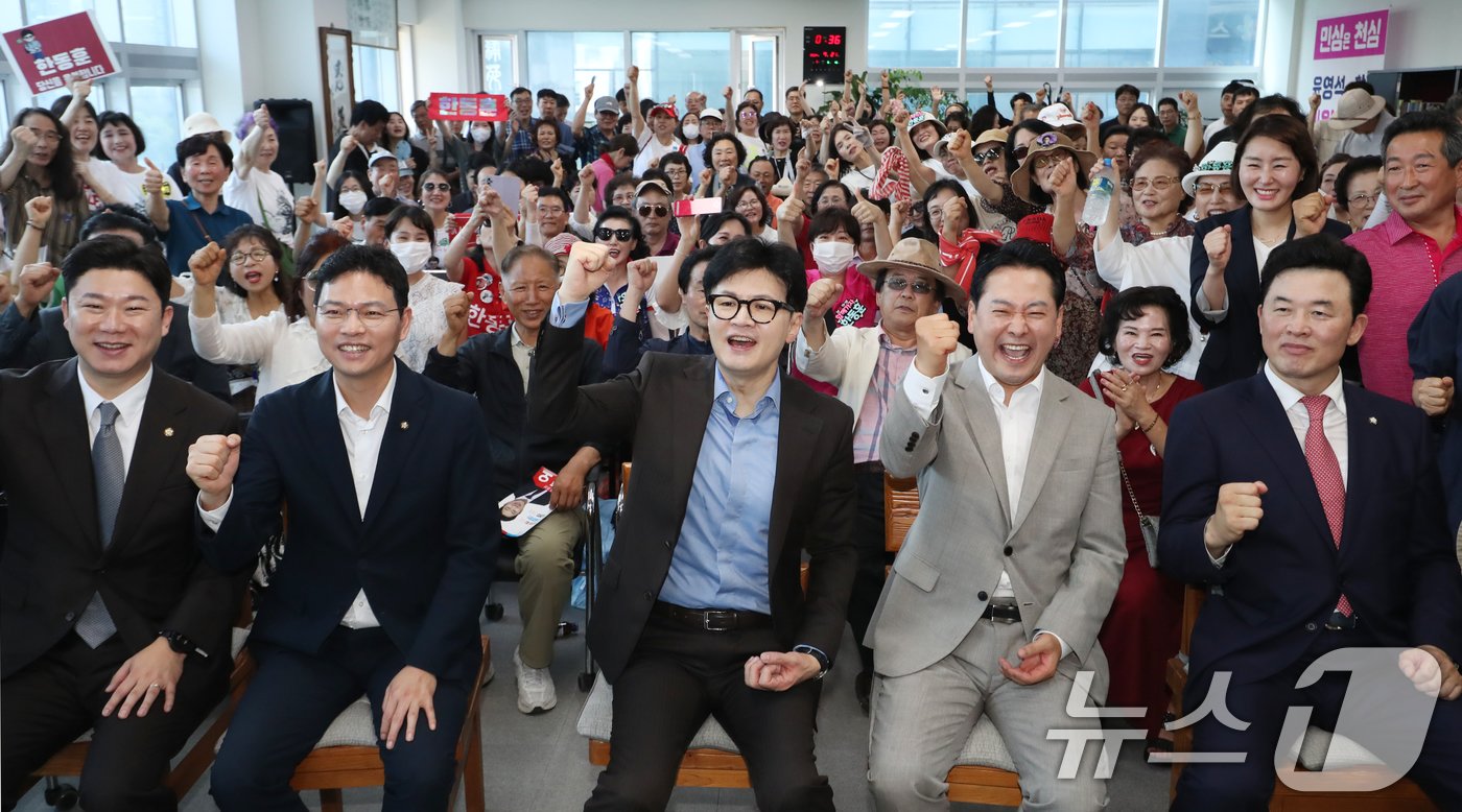 한동훈 국민의힘 당대표 후보가 21일 오전 경남 양산시 물금읍 윤영석 의원 사무실에 마련된 양산시갑 당원협의회를 찾아 주먹을 불끈 쥐고 있다. 2024.7.21/뉴스1 ⓒ News1 윤일지 기자