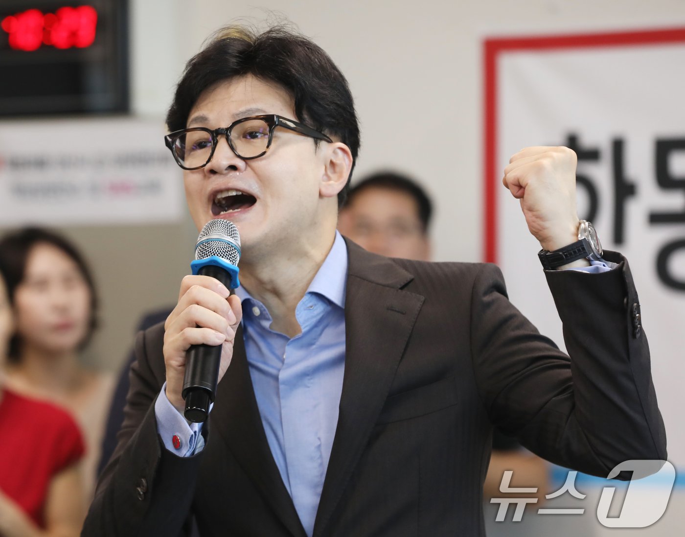 본문 이미지 - 한동훈 국민의힘 당대표 후보가 21일 오전 경남 양산시 물금읍 윤영석 의원 사무실에 마련된 양산시갑 당원협의회를 찾아 연설하고 있다. 2024.7.21/뉴스1 ⓒ News1 윤일지 기자