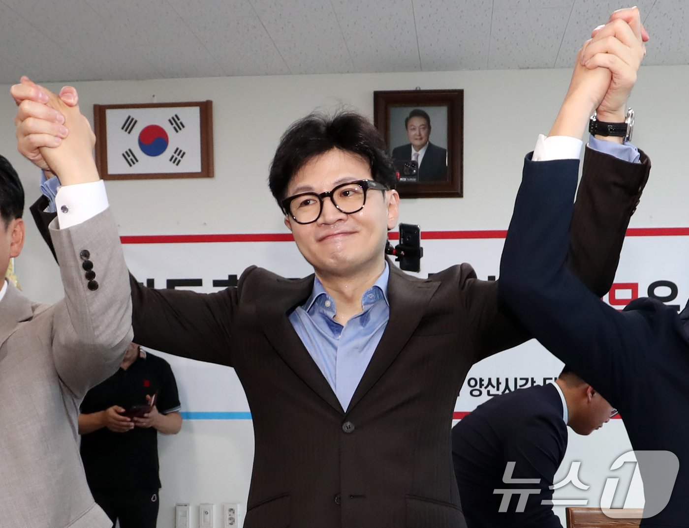 본문 이미지 - 한동훈 국민의힘 당대표 후보가 21일 오전 경남 양산시 물금읍 윤영석 의원 사무실에 마련된 양산시갑 당원협의회를 찾아 참석자들과 손을 들어올리고 있다. 2024.7.21/뉴스1 ⓒ News1 윤일지 기자