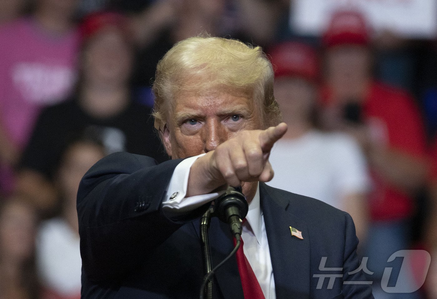 본문 이미지 - 도널드 트럼프 전 미국 대통령이 20일 (현지시간) 미시간주 그랜드래피즈에서 피격 사건, 후보 선출 이후 처음으로 열린 JD 밴스 미국 공화당 부통령 후보와 합동 연설을 하고 있다. 2024.07.21 ⓒ AFP=뉴스1 ⓒ News1 우동명 기자